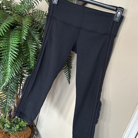 Lululemon Black Cropped Capri Pants Reflective Ruffle Workout Activewear Tights - Picture 7 of 15